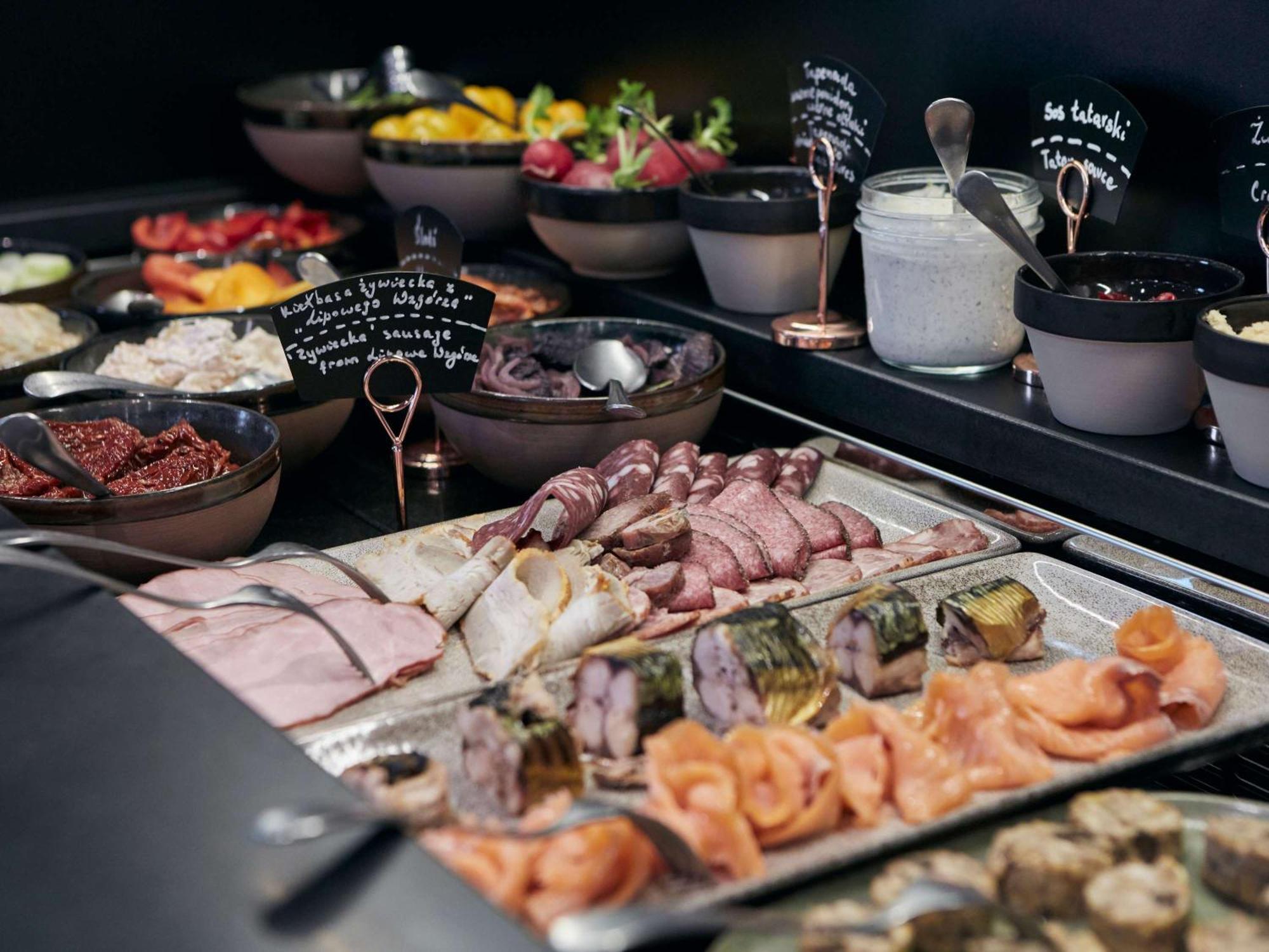 ホテル ザ ブリッジ ヴロツワフ Mギャラリー エクステリア 写真 A buffet at a restaurant