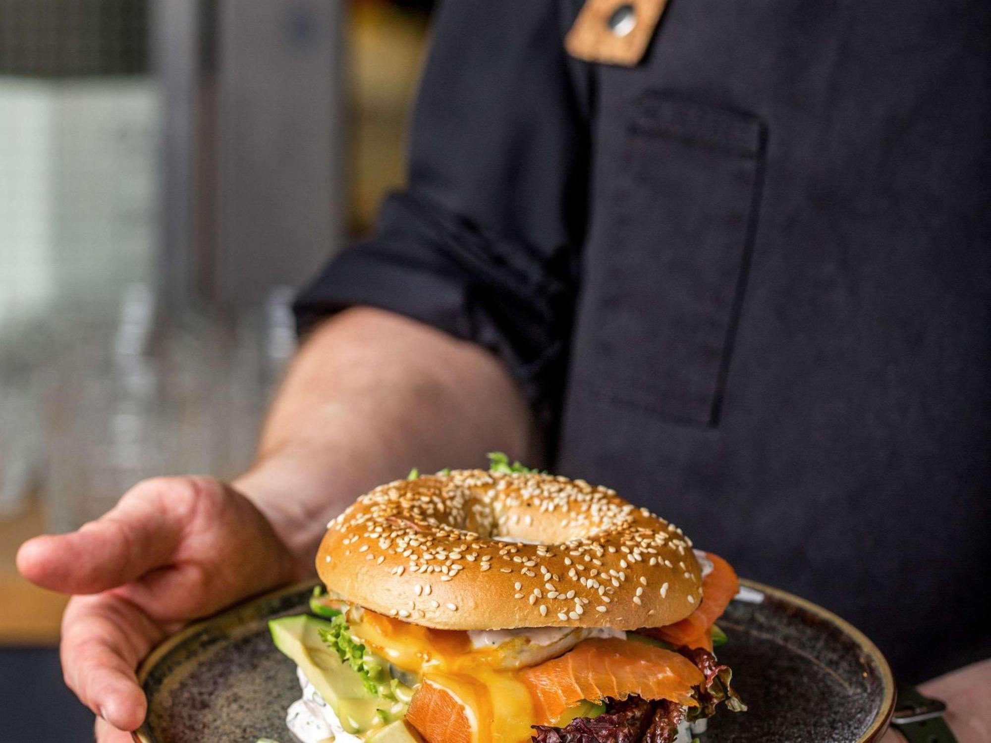 ホテル ザ ブリッジ ヴロツワフ Mギャラリー エクステリア 写真 A bagel with cream cheese and lox